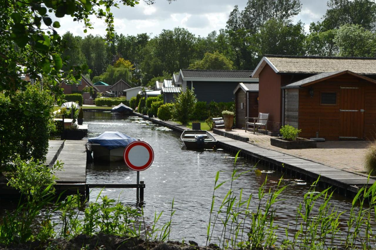 Wuivend Riet Gelegen Op Resort Venetie Giethoorn Exterior photo